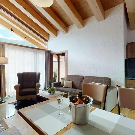 Izijasna & Διαμέρισμα *